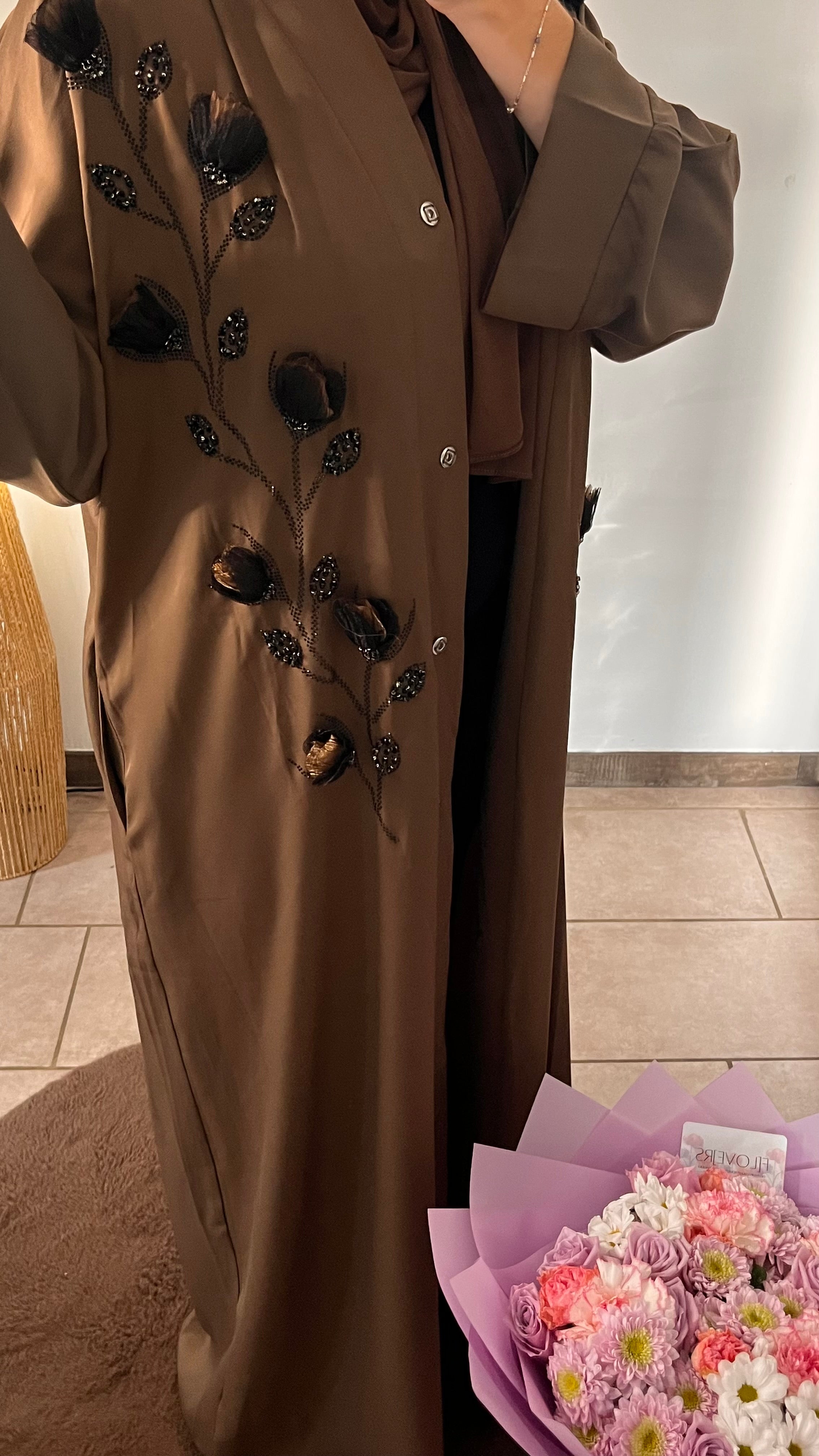 Abaya longue brodée florale satinée
