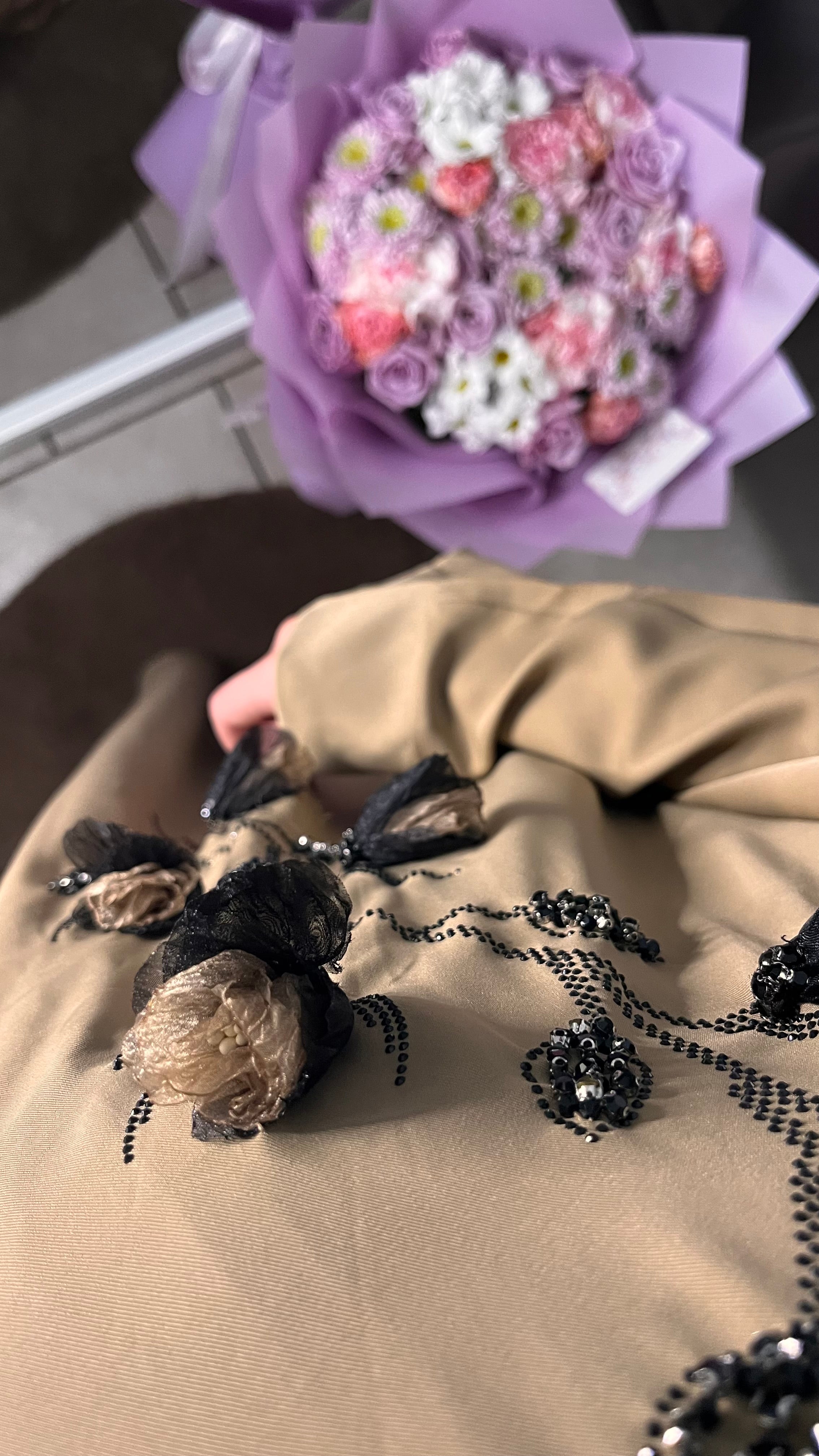 Abaya longue brodée florale satinée