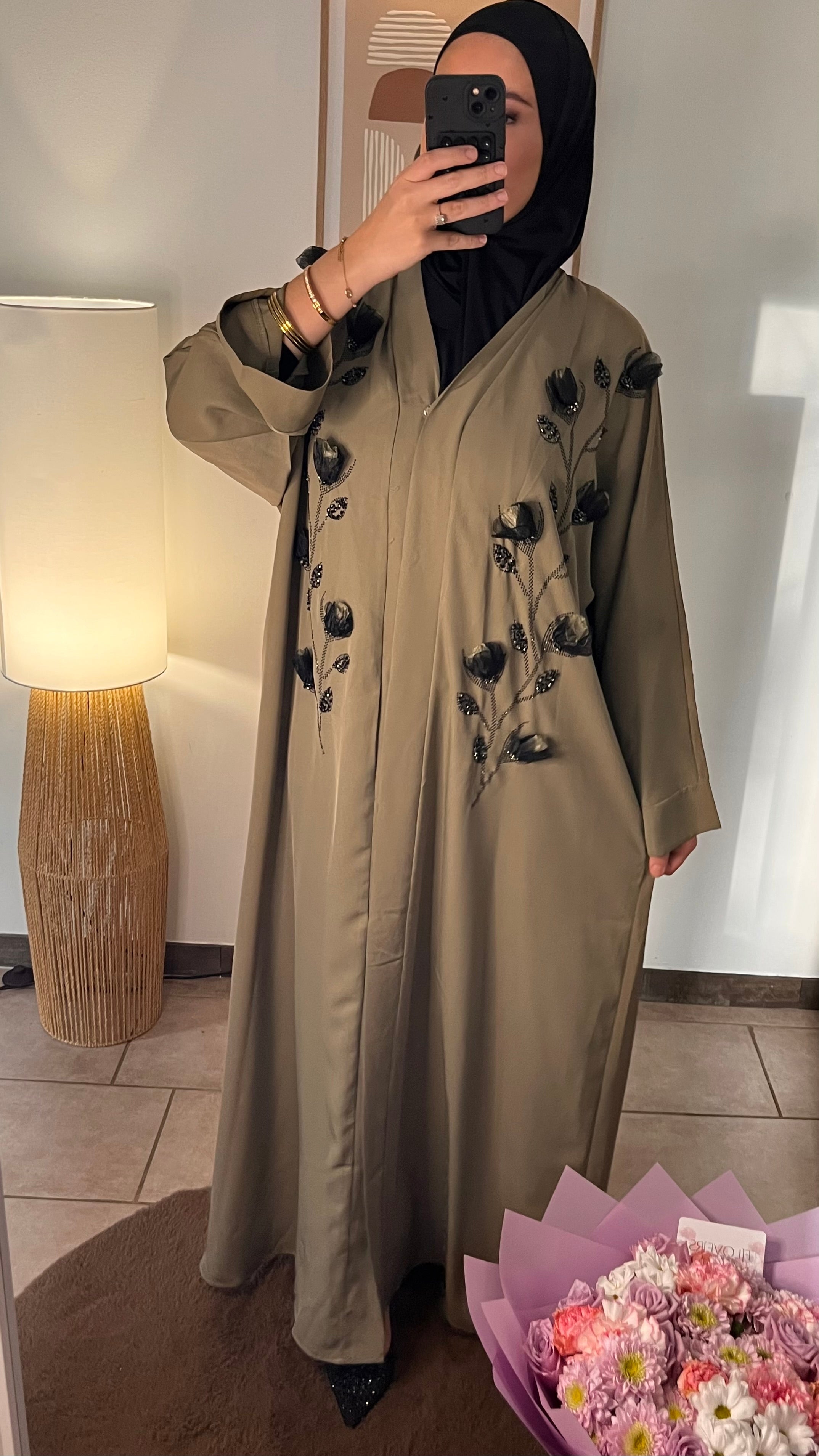 Abaya longue brodée florale satinée