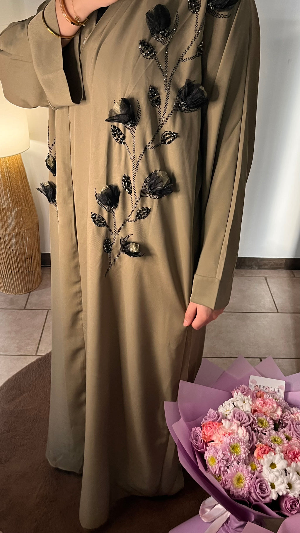 Abaya longue brodée florale satinée
