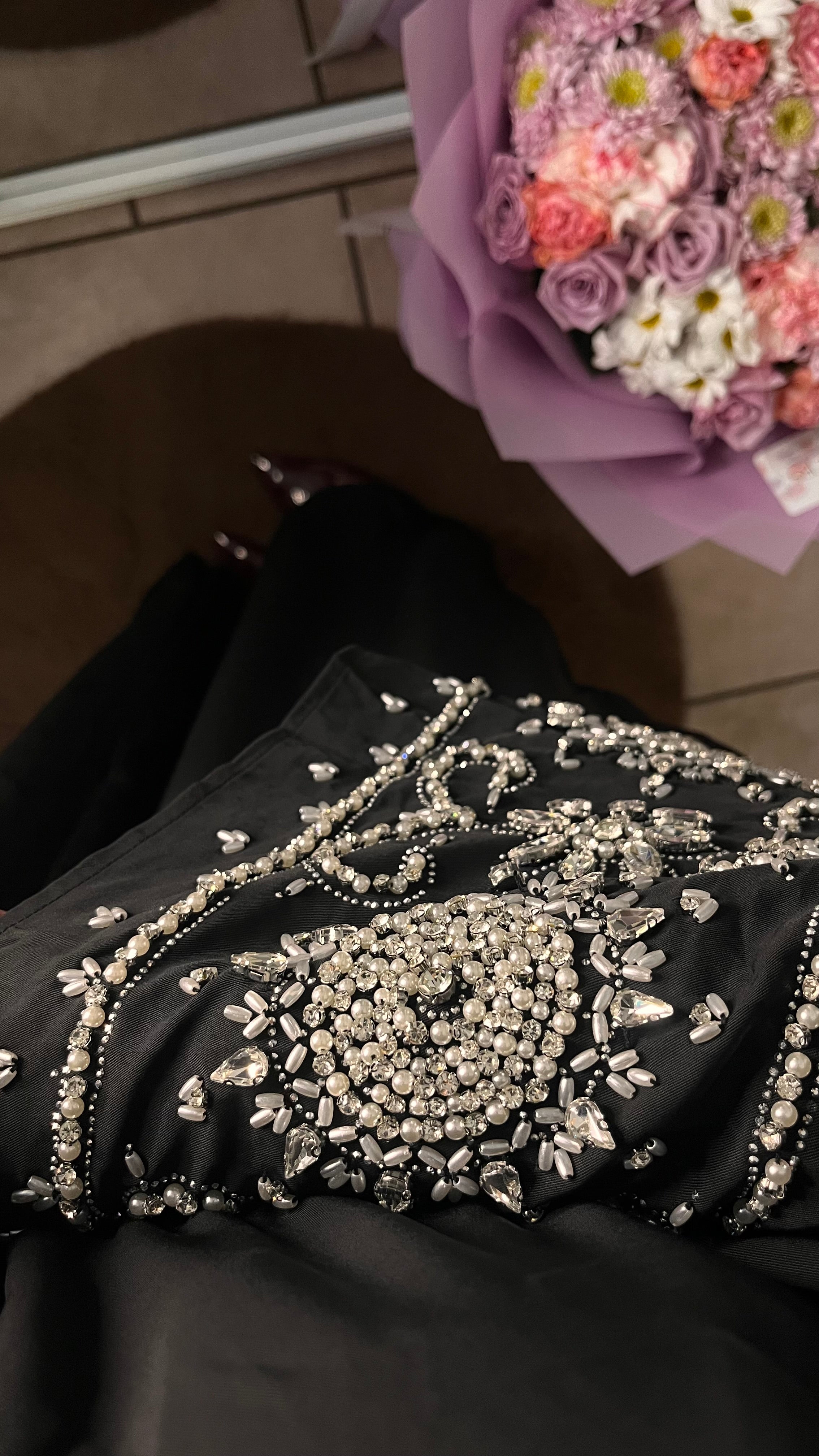 Abaya ouverte brodée manches perlées